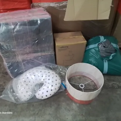 PALLET OF ASSORTED ITEMS INCLUDING: FOOD PROCESSOR, FOLDING MATTRESS, BEDDING, LAMP SHADES