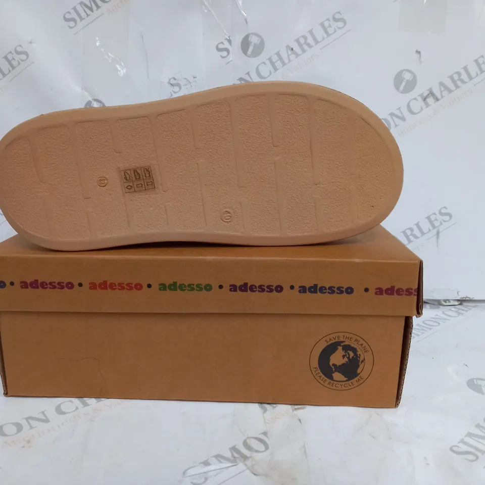 BOXED ADESSO LEATHER PLATFORM SANDAL IN GOLD SIZE 7