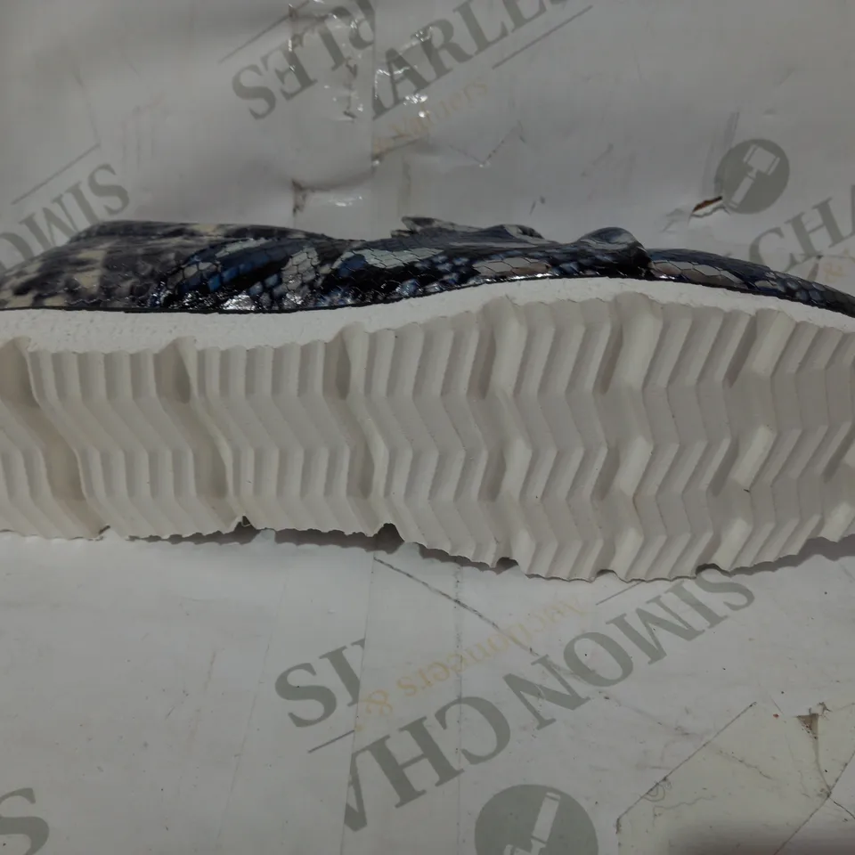 BOXED PAIR OF MODA IN PELLE FAUX LEATHER SNAKE PRINT SHOES IN NAVY EU SIZE 40