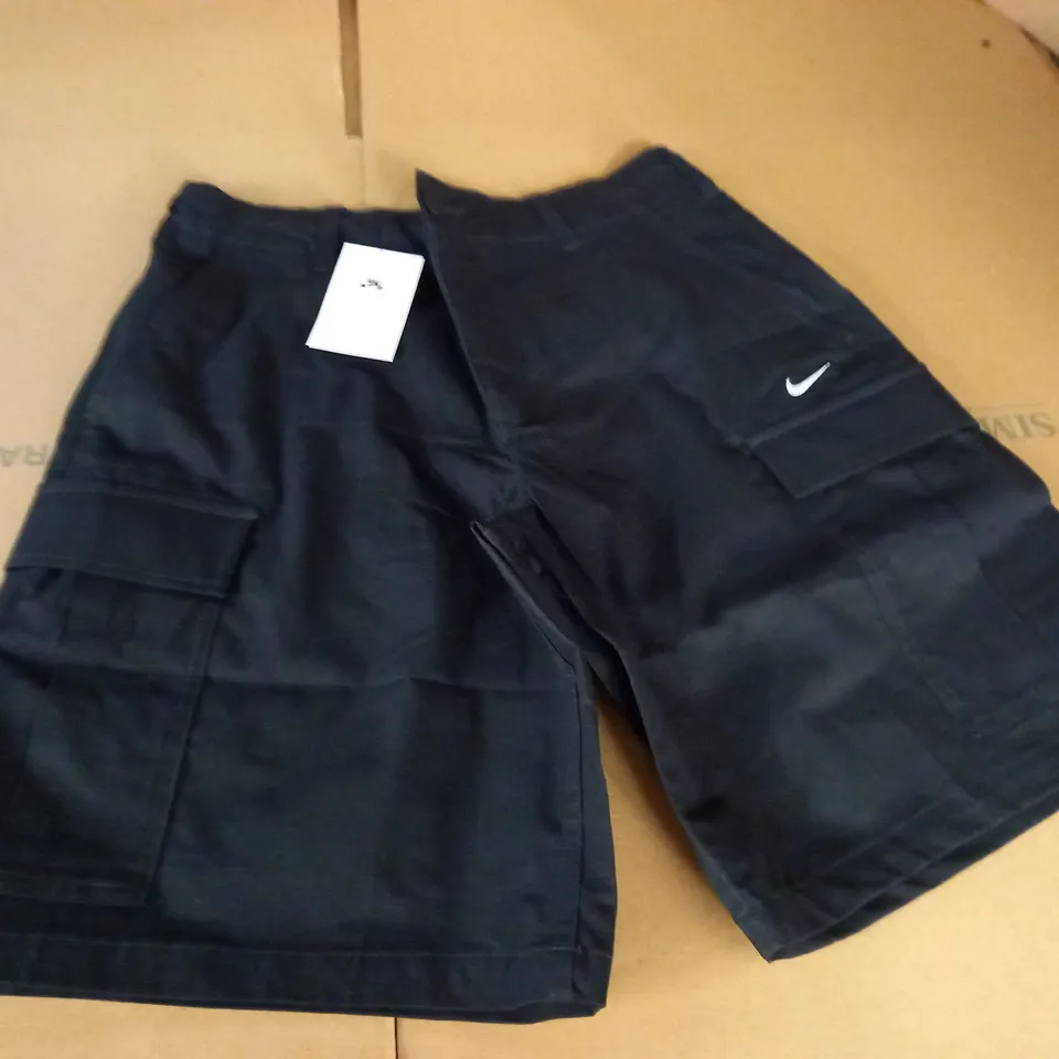 NIKE SB BLACK CARGO SHORTS - 32