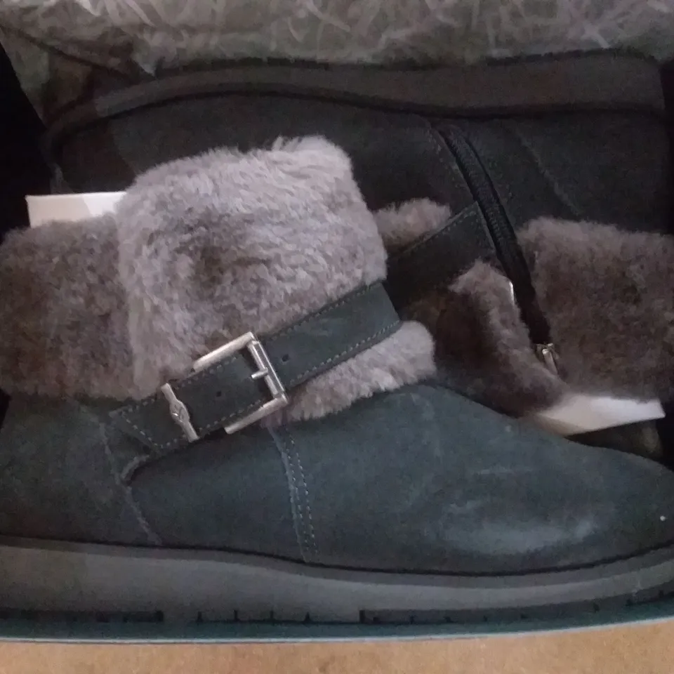 BOX CONTAINING 4 EMU AUSTRALIA OXLEY FUR CUFF ANKLE BOOTS, DARK GREY - SIZE 6