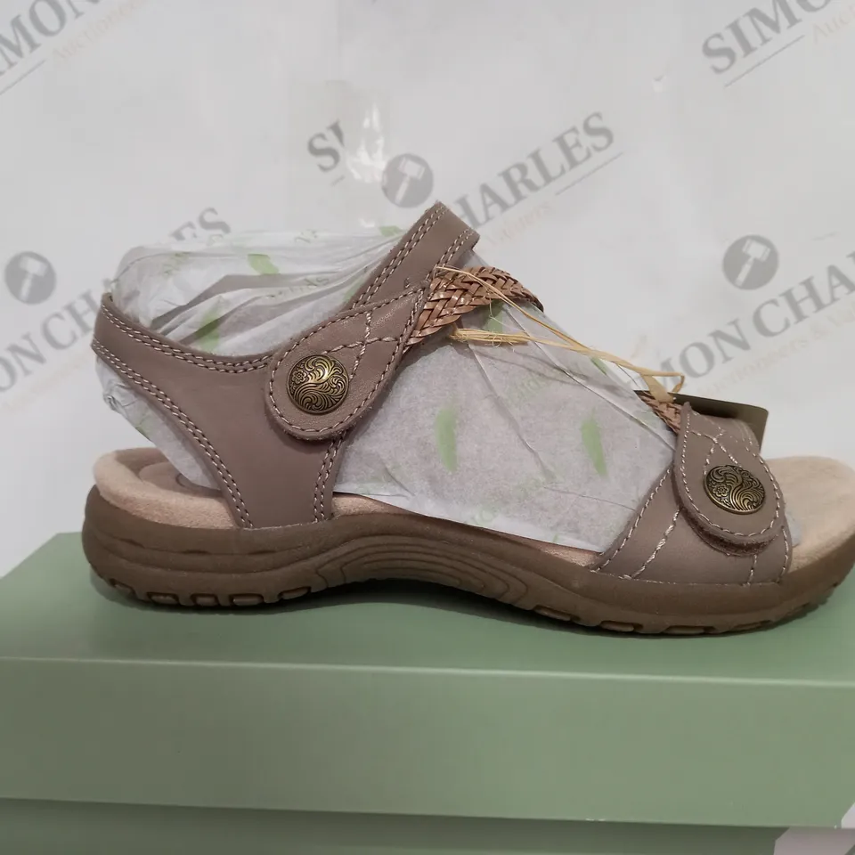 BOXED FREE SPIRIT MALIBU HIGH FLAT SANDLAS WITH OPEN TOE - SIZE 6