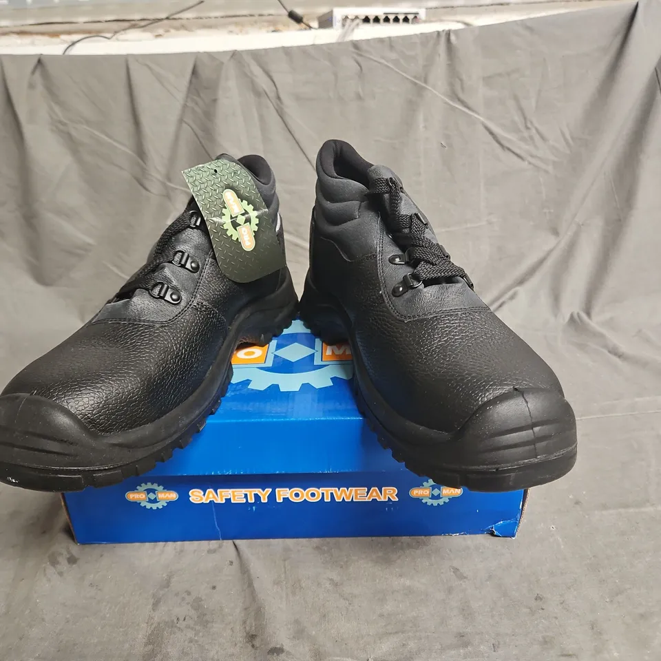 BOXED PAIR OF PROMAN DUAL DENSITY CHUKKA BUFFALO LEATHER BOOT IN BLACK SIZE UK 12