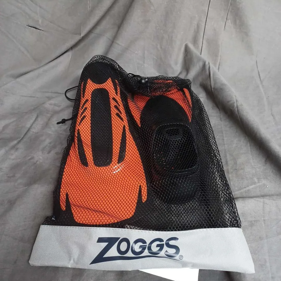 PAIR OF ZOGGS FINS IN ORANGE/BLACK SIZE 5-6