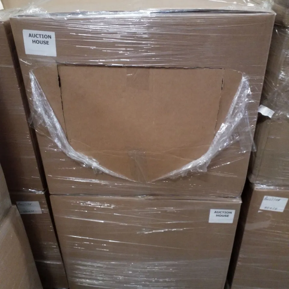PALLET CONTAINING ASSORTED BEDDING INCLUDING PILLOWS