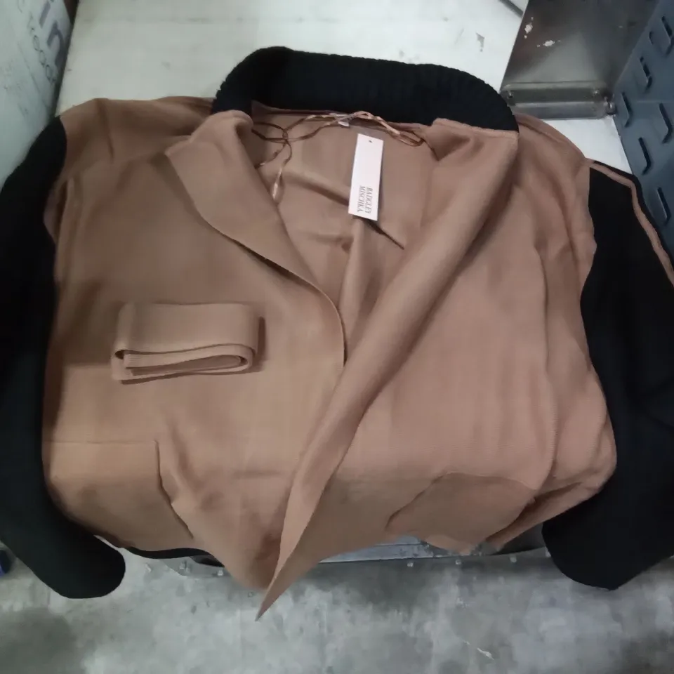 BOX OF APPROXIMATELY 14 BADGLEY MISCHKA PONCHO BLACK/CAMEL HEATHER SIZE 2XL