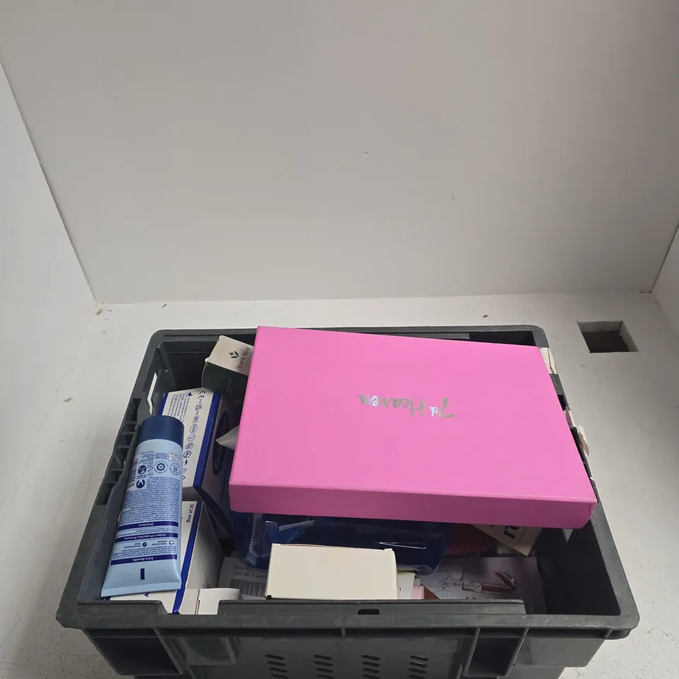 TOTE OF APPROXIMATELY 10 ASSORTED ITEMS INCLUDING 7TH HEAVEN PEEL-OFF MASK, BARE MINERALS RADIANT NATURAL LIQUID FOUNDATION IN SHADE MEDIUM NEUTRAL 3.5 AND KIT.SCH ICE ROLLER