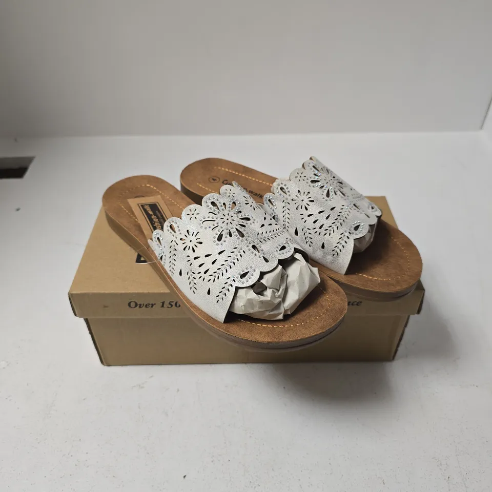 CUSHION-WALK KHLOE WHITE SANDALS – UK SIZE 4