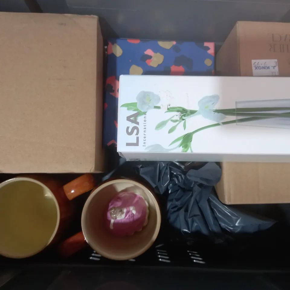 APPROXIMATELY 20 ASSORTED HOUSEHOLD ITEMS TO INCLUDE ALTON TOWERS WATER SPINNER, DECORATIVE GLASS ORNAMENT, ETC - COLLECTION ONLY