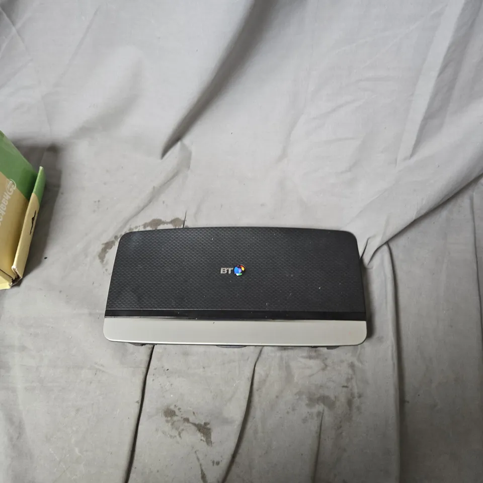 BOX OF APPROXIMATELY 10 ASSORTED ITEMS INCLUDING NEEWAR POWER ADAPTOR AND BT ROUTER 