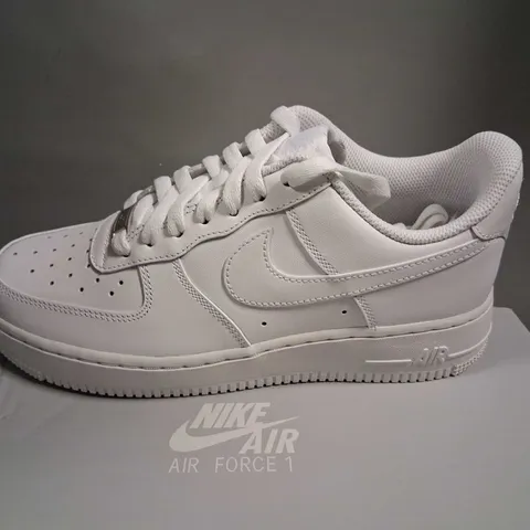 BOXED NIKE AIR FORCE 1 '07 SIZE 5.5