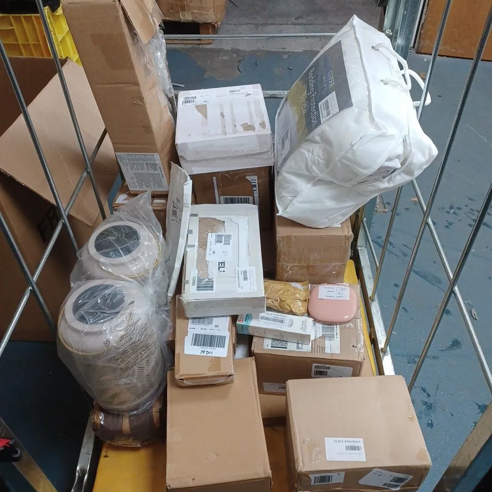 APPROXIMATELY 20 ASSORTED HOUSEHOLD ITEMS TO INCLUDE SHOES, BEDDING AND BAGS