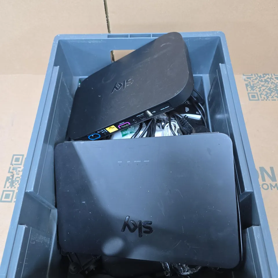 APPROXIMATELY 10 ASSORTED ELECTRICAL PRODUCTS TO INCLUDE POWER SUPPLIES, ROUTER, REPLACEMENT REMOTE ETC 