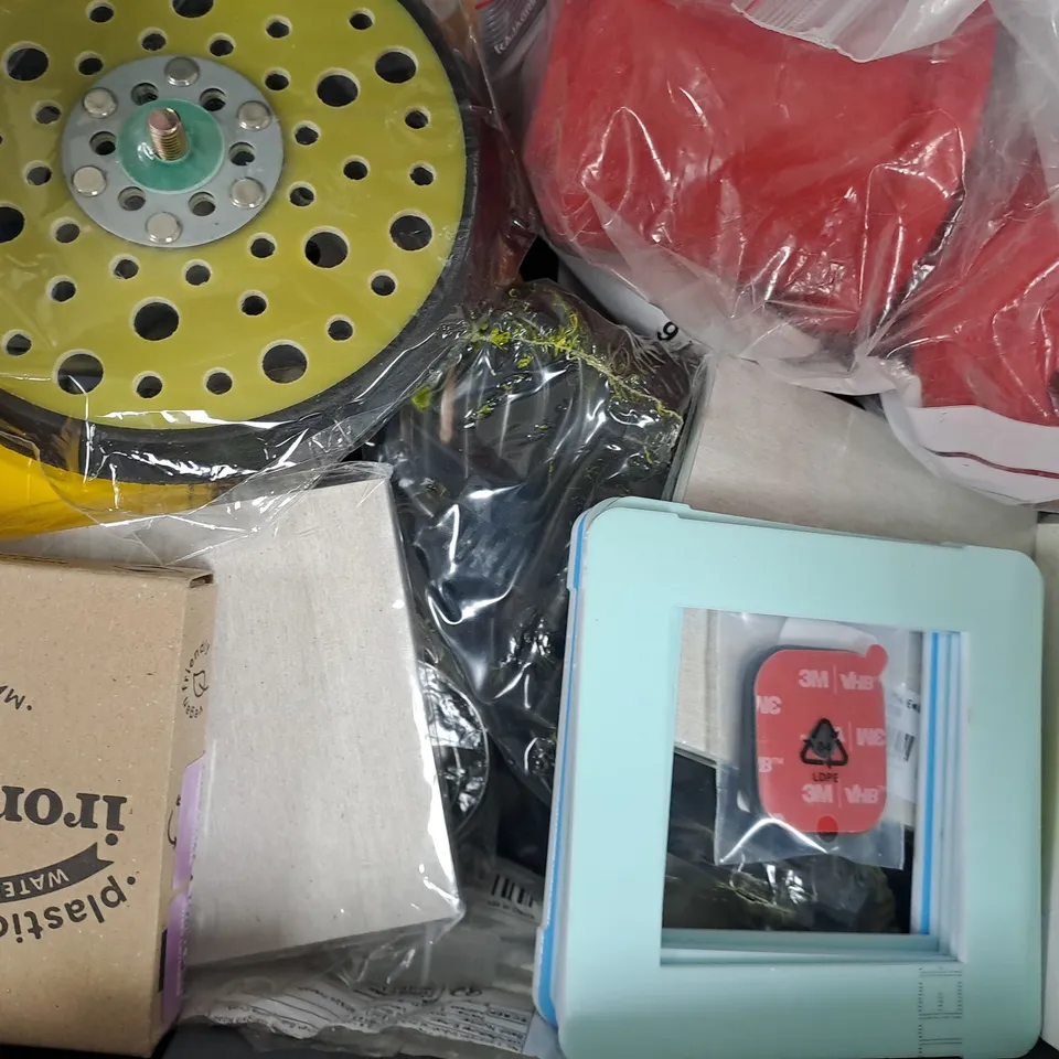 APPROXIMATELY 15 ASSORTED HOUSEHOLD ITEMS TO INCLUDE 2025 DIARY GIFT SET, SAW CHAIN, ETC