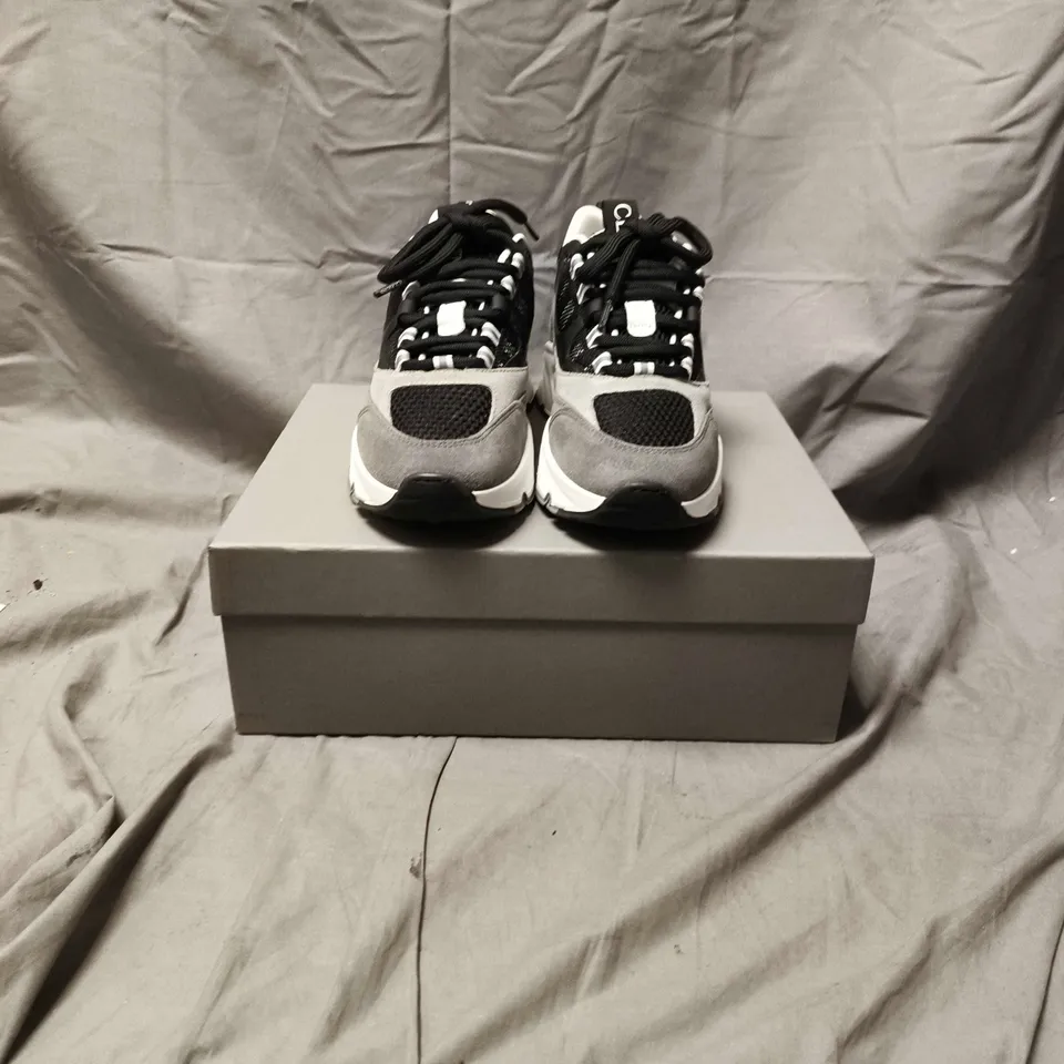 BOXED PAIR OF MEN'S CLEEN'S GREY/BLACK TRAINERS - UK 8