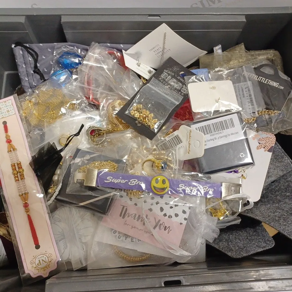 BOX OF APPROX 20 COSTUME JEWELLERY ITEMS INCLUDING RINGS, BRACELETS AND NECKLACES