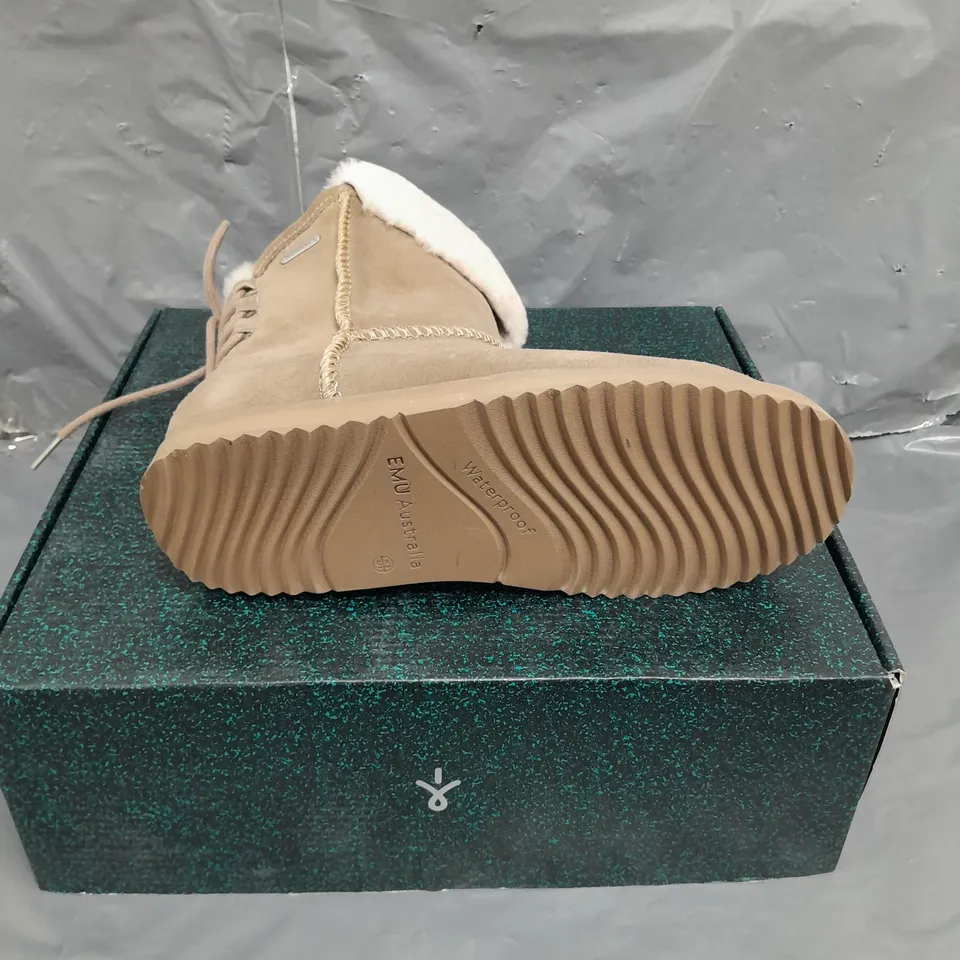 BOXED PAIR OF EMU AUSTRALIA BOOTS IN MUSHROOM SIZE 6