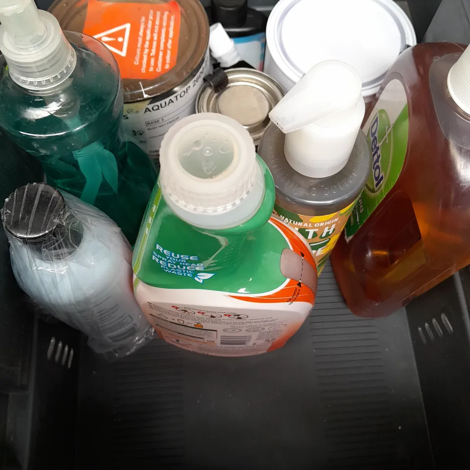 BOX OF ASSORTED HOUSE HOLD CLEANING ITEMS TO INCLUDE DETTOL - OVEN PRIDE / COLLECTION ONLY 