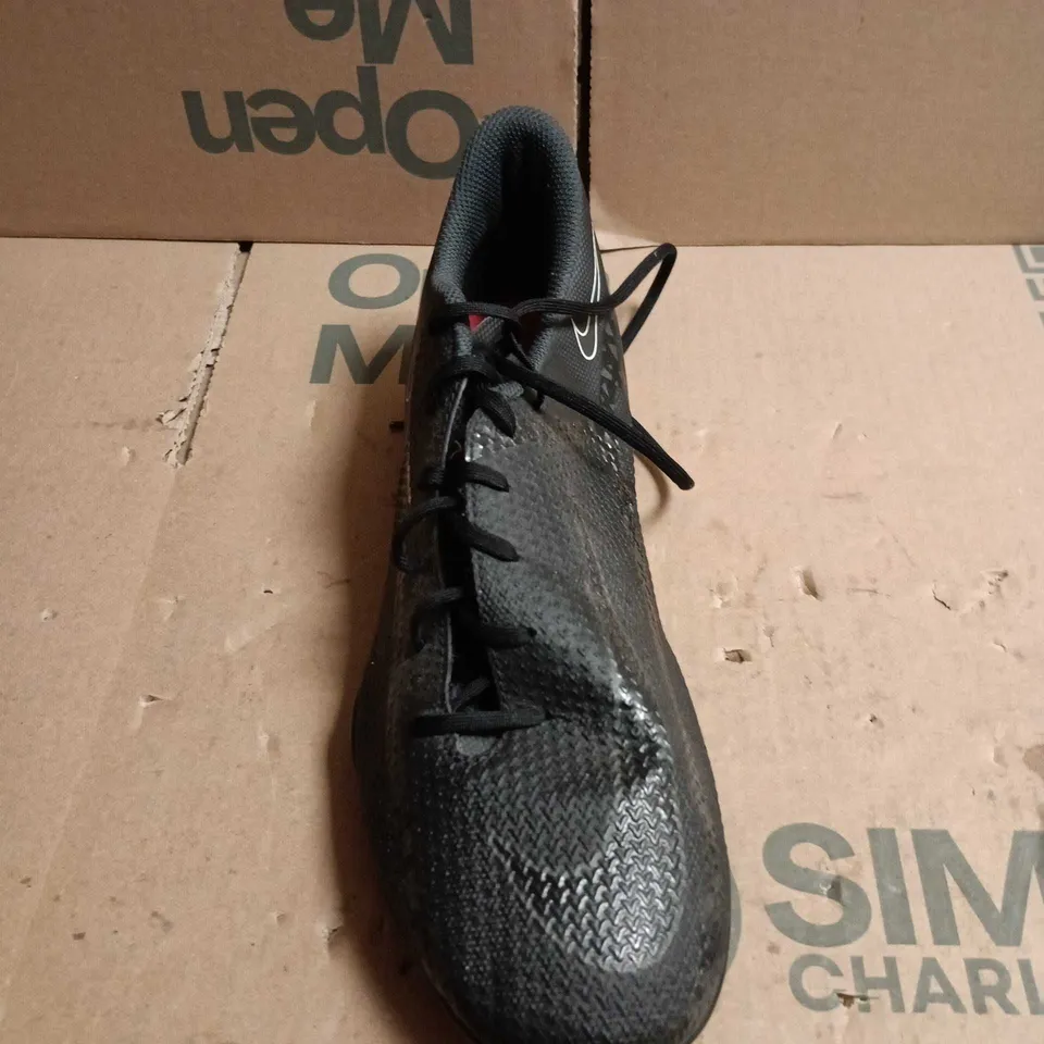 PAIR OF NIKE PHANTOM GT FOOTBALL BOOTS – 8