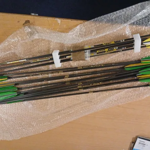 ASSORTED PANDARUS ALPHA CARBON 500 ARROWS AND VICTORY ARCHERY SPINE ALIGNED ARROWS