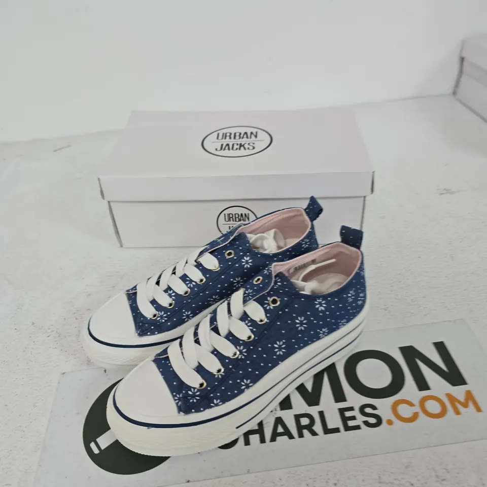 UK 4 URBAN JACKS DAISIE DENIM/WHITE SNEAKERS