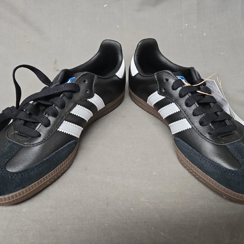 BOXED PAIR OF ADIDAS SAMBA OG SHOES IN BLACK/WHITE UK SIZE 4.5