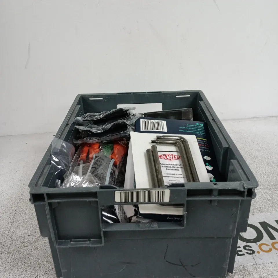 TOTE OF APPROXIMATELY 20 ASSORTED HOUSEHOLD ITEMS TO INCLUDE ECO SPONGE SCOURERS, LUGGAGE BELTS, WICKSTER MAINTENANCE KEYS, BRUSHES ETC