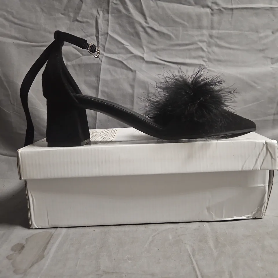 BOXED PAIR OF UNBRANDED POINTED TOE BLOCK HEEL SHOES IN BLACK SIZE EU 41