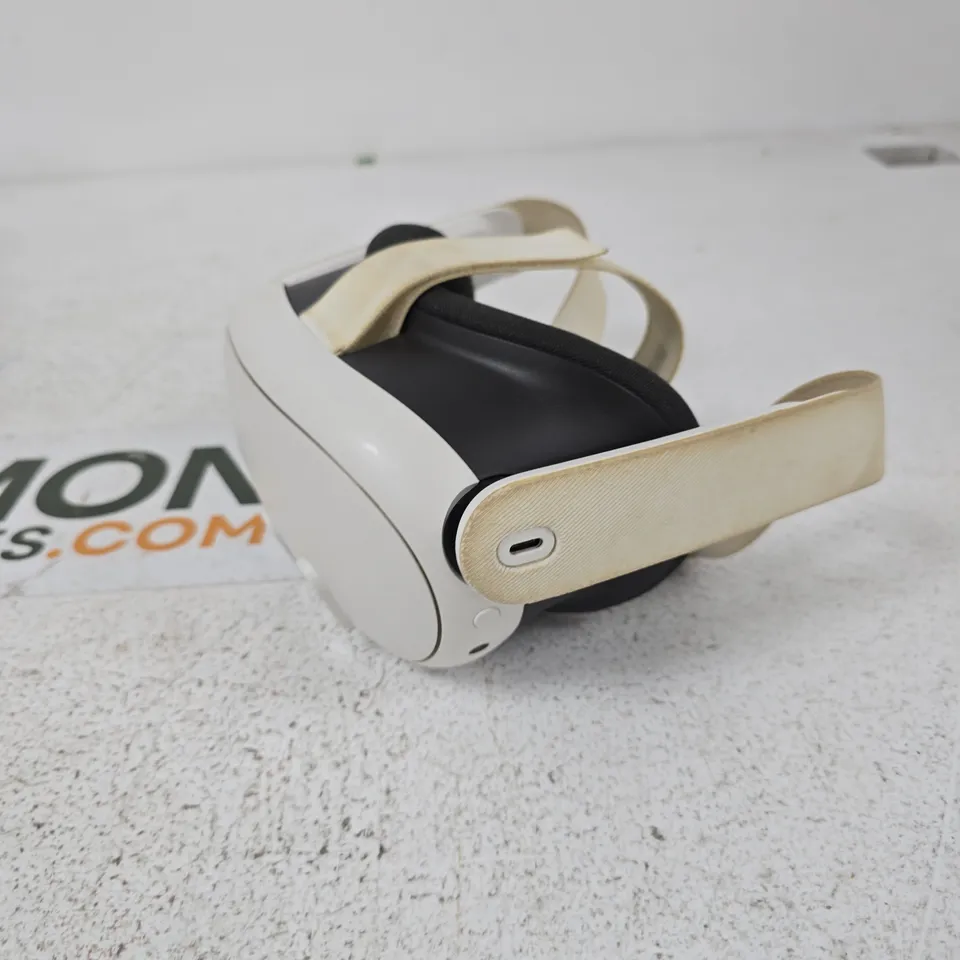 META QUEST VR HEADSET – WHITE WITH BEIGE FABRIC HEAD STRAP. DAMAGED