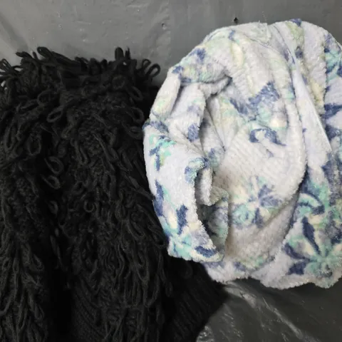 APPROXIMATELY 15 ASSORTED CLOTHING ITEMS IN VARIOUS STYLES, SIZES & COLOURS ETC
