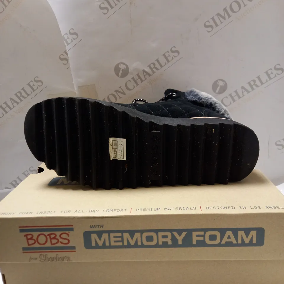 SKECHERS MOUNT HIKER SUEDE BOOTS - SIZE 5.5