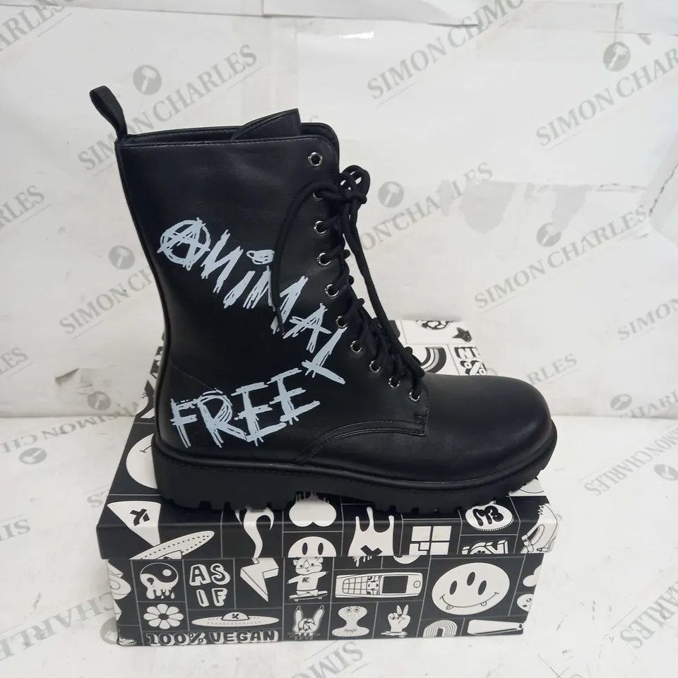 BOXED PAIR OF KOI FOOTWEAR THE STATEMENT ANIMAL FREE MENS MILITARY BOOTS - SIZE 8