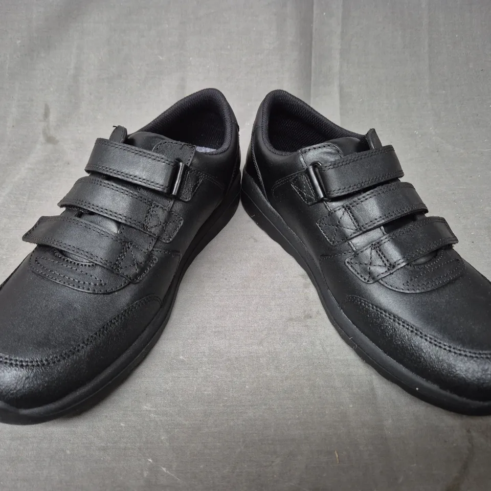 BOXED PAIR OF CLARKS KID'S DAZE STEP 2 SHOES IN BLACK EU SIZE 40