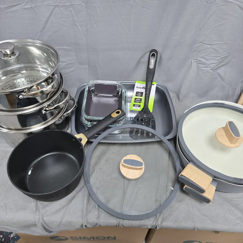 LOT OF 9 ASSORTED COOKWARE ITEMS TO INCLUDE STEAMER, GLASS ROASTERS AND LIDDED PANS