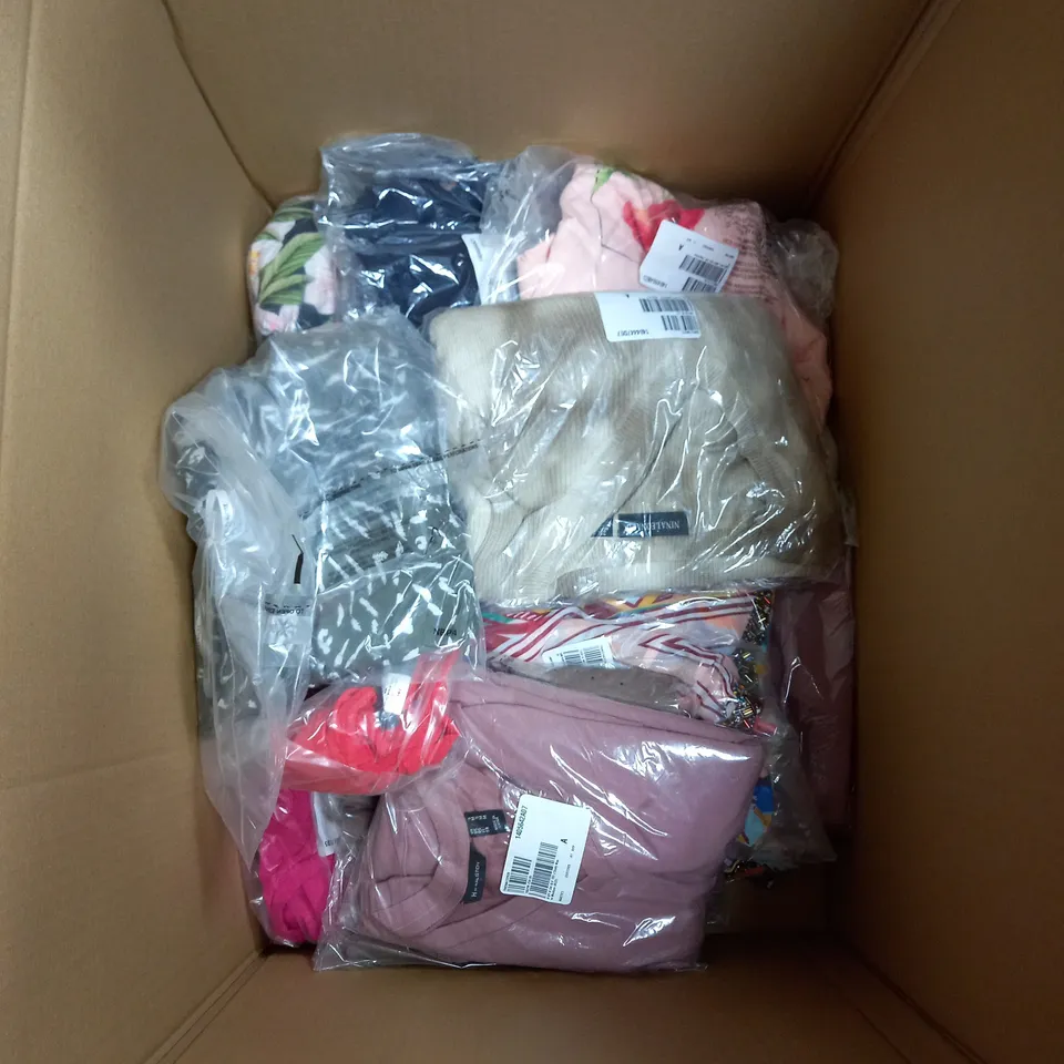 APPROXIMATELY 20 ASSORTED LADIES CLOTHING IN VARIES SIZES, COLOURS AND STYLES