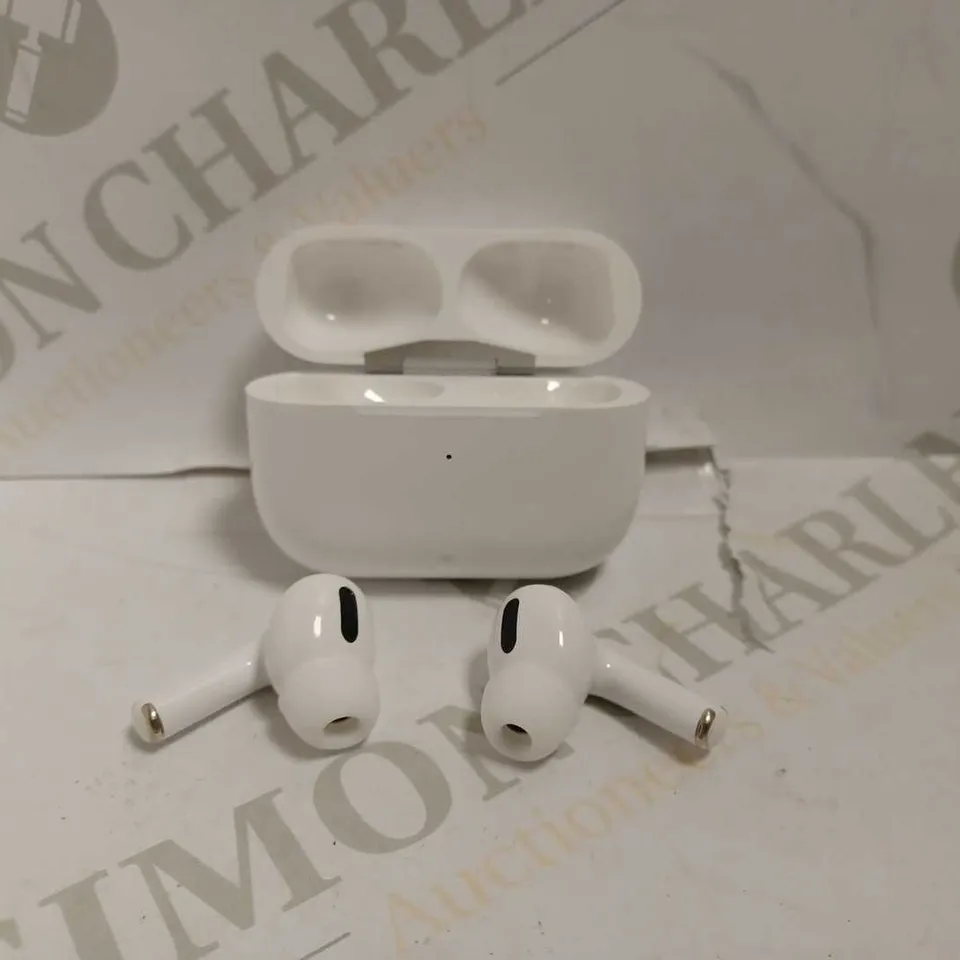 WHITE TRUE WIRELESS BLUETOOTH EARBUDS