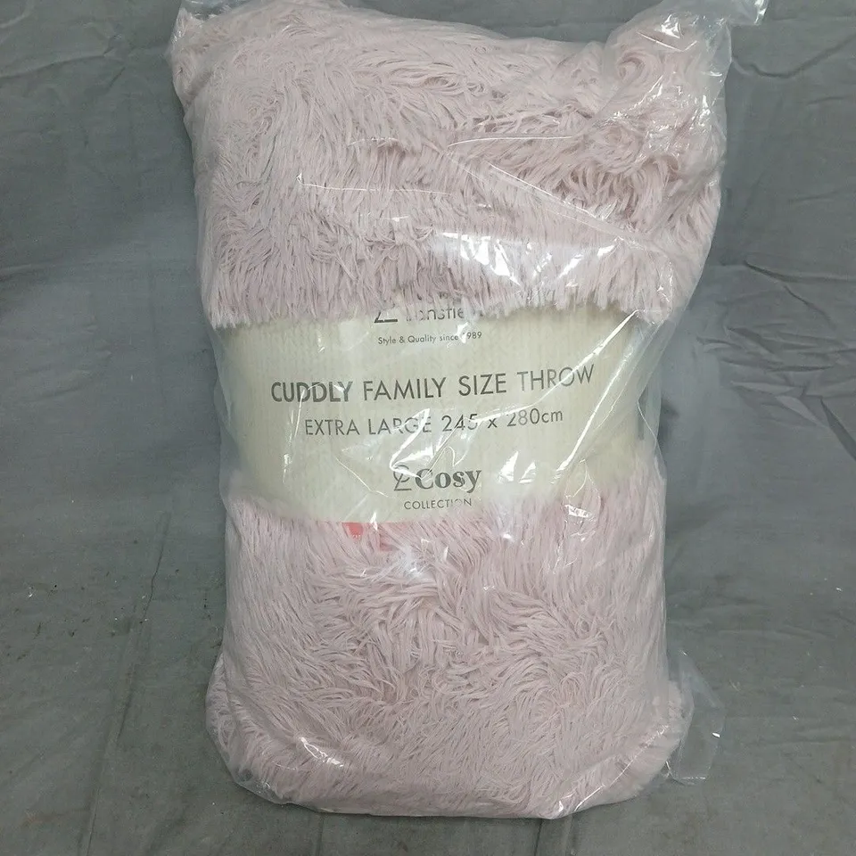 CATHERINE LANSFIELD CUDDLY FAMILY SIZE THROW IN PINK (245X280CM)