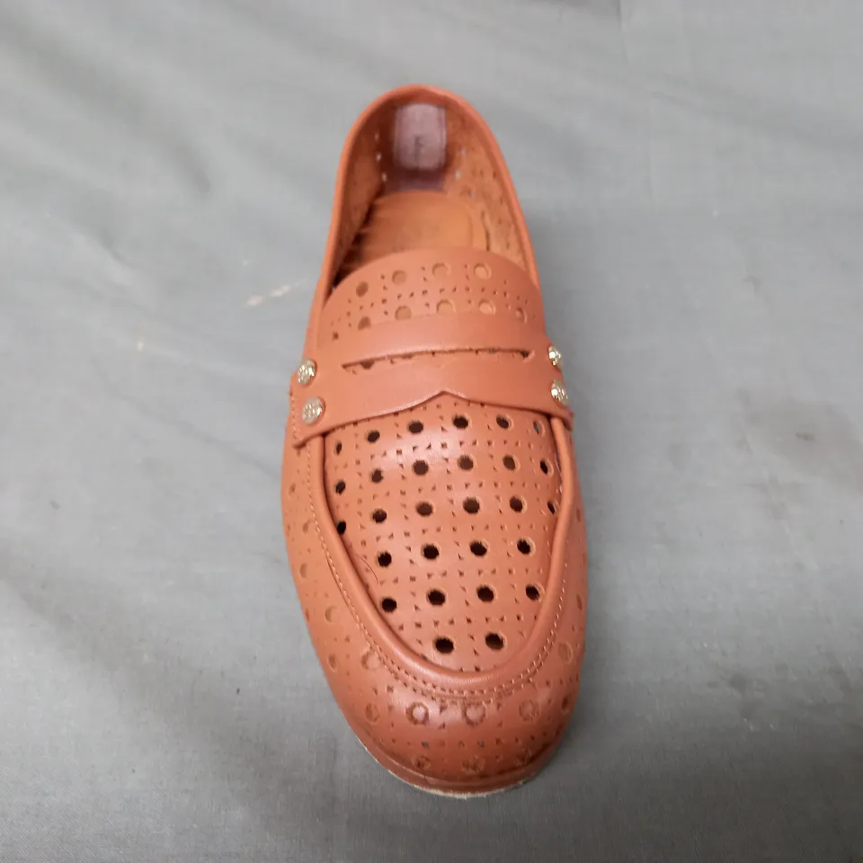 BOXED DUNE LONDON GLIMMERED LOAFERS IN TAN SIZE 4