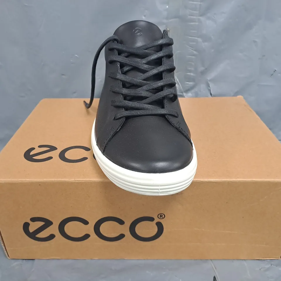 BOXED PAIR OF ECCO SHOES IN BLACK SIZE UK 7.5