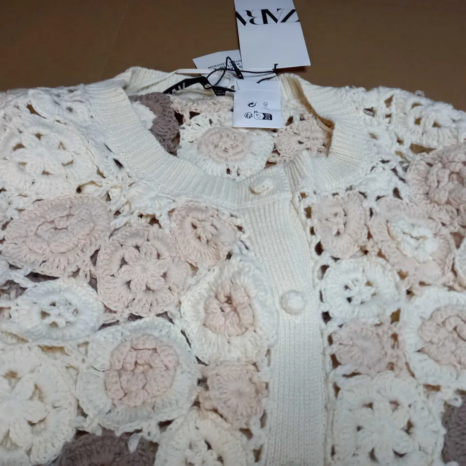 ZARA KNIT EFFECT FLORAL DESIGN BUTTON CROP TOP - WHITE/PINK/BROWN - MEDIUM