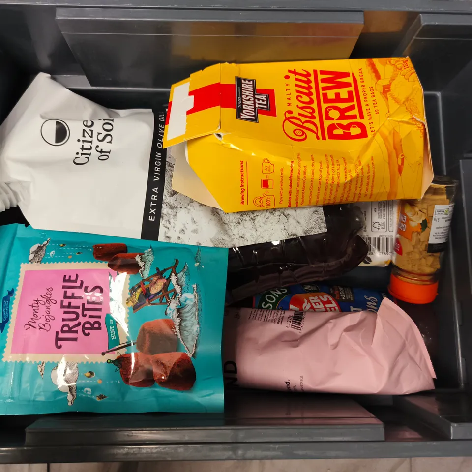 APPROXIMATELY 10 ASSORTED FOOD & DRINK ITEMS TO INCLUDE LIPTON LEMON ICE TEA, GRIND HOUSE BLEND, GROUND GINGER, ETC - COLLECTION ONLY