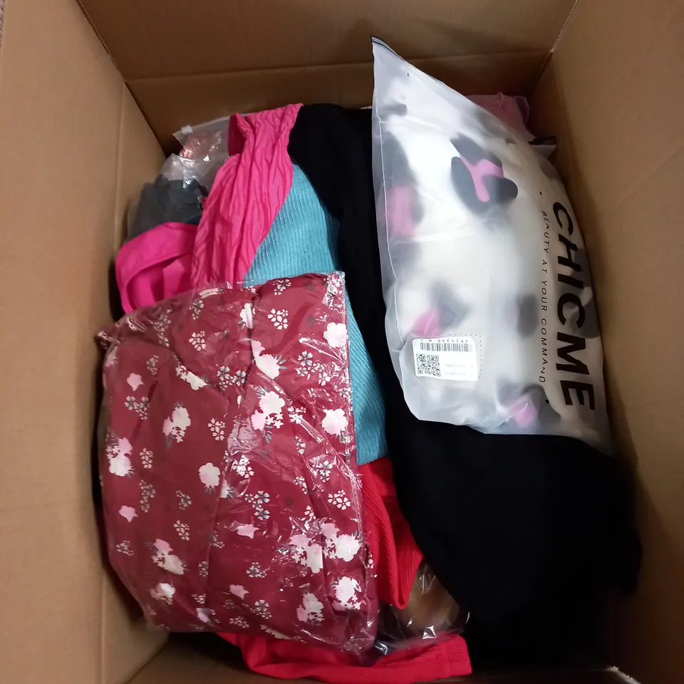 BOX OF APPROX 35 ASSORTED CLOTHING ITEMS TO INCLUDE - DRESSES, T-SHIRTS AND TROUSERS