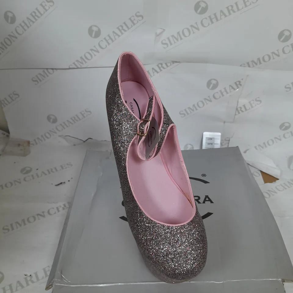 BOXED PAIR OF CASANDRA PLATFORM STRAP SHOE IN MULTIGLITTER SIZE 8