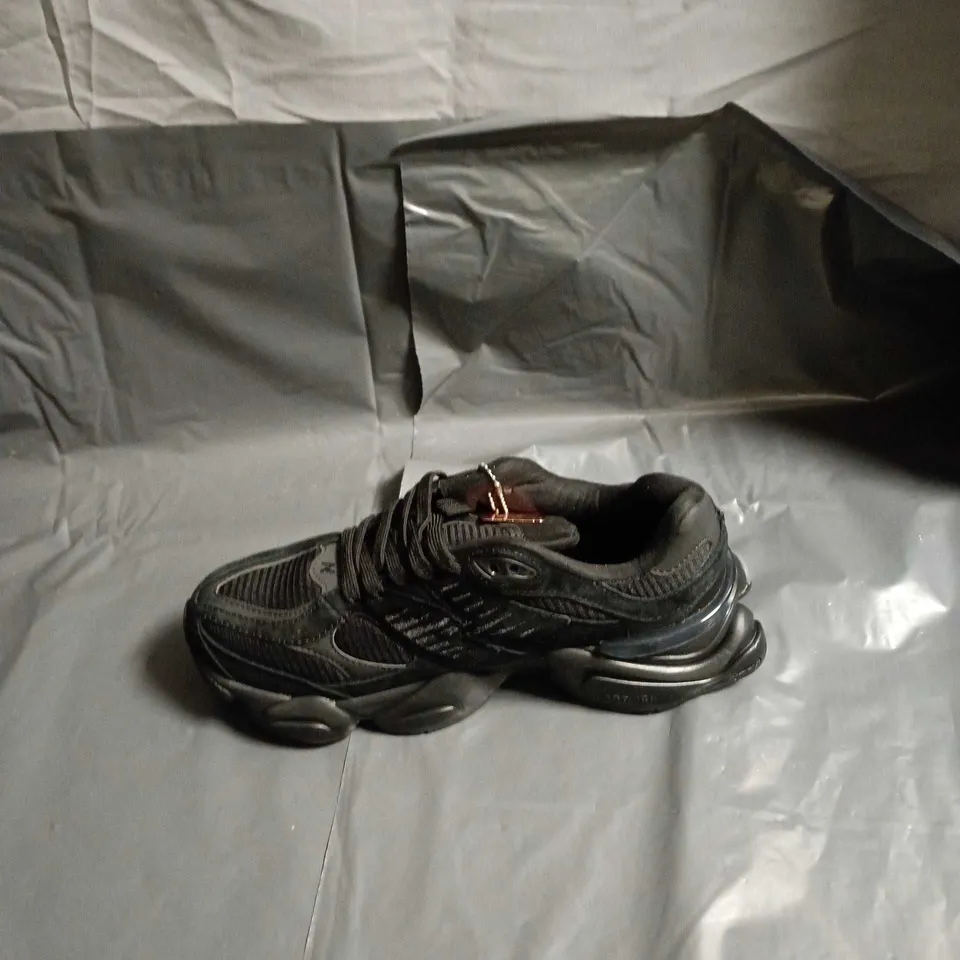 NEW BALANCE MEN'S RUNNING SHOES – BLACK/CHARCOAL - SIZE UK 8 