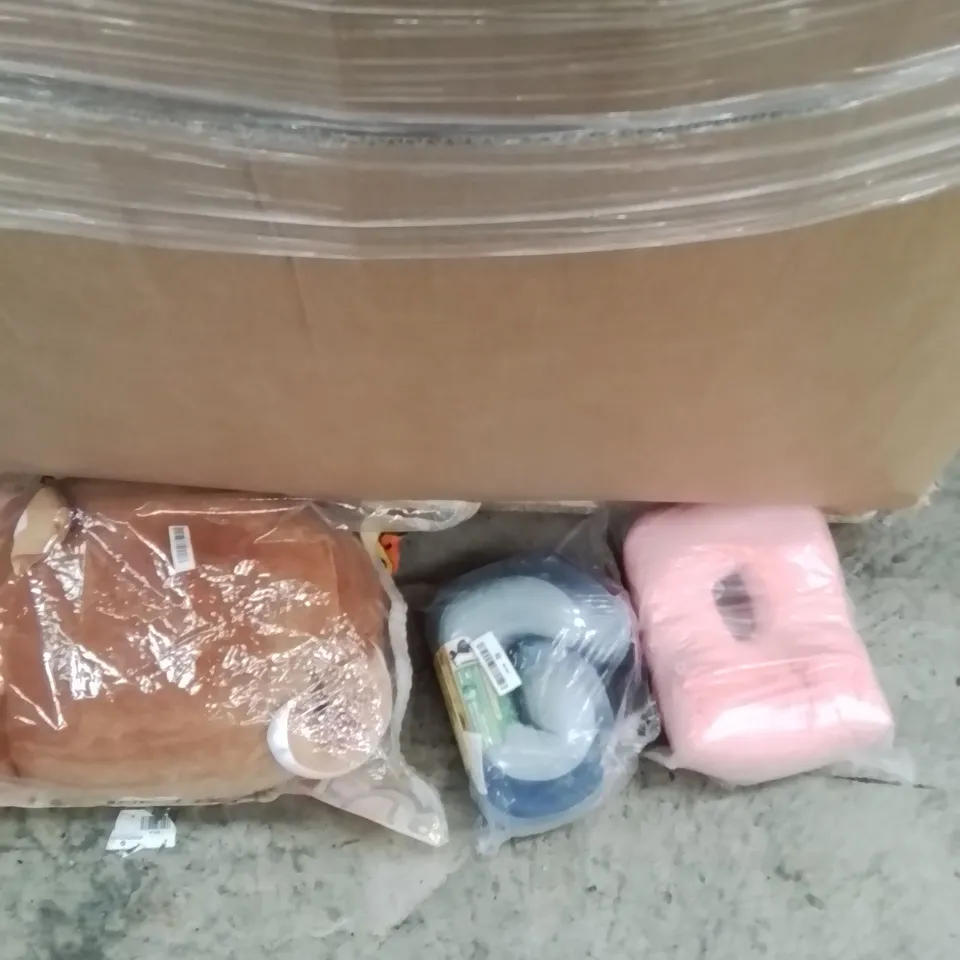 PALLET TO CONTAIN A LARGE QUANTITY OF PILLOWS