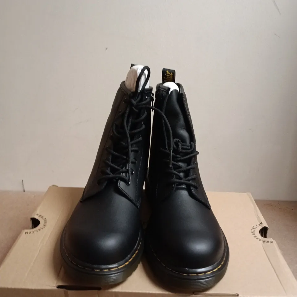 BOXED PAIR OF DR. MARTENS 1460 Y BLACK BOOTS – SOFTY, UK 5½ (EU 38½)