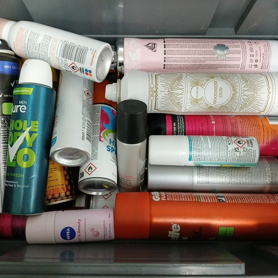 APPROXIMATELY 15 ASSORTED AEROSOLS TO INCLUDE GILETTE FUSION SHAVING GEL, BOSS BOTTLED SPRAY, BATISTE DRY SHAMPOO, ETC - COLLECTION ONLY