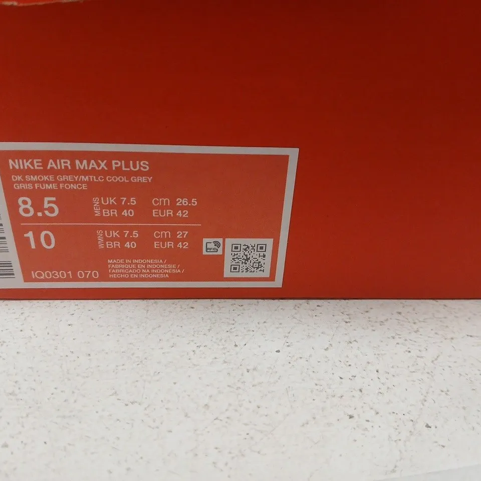 NIKE AIR MAX PLUS TRAINERS – BLACK/SMOKE GREY, UK 7.5 (EU 42) – BOXED