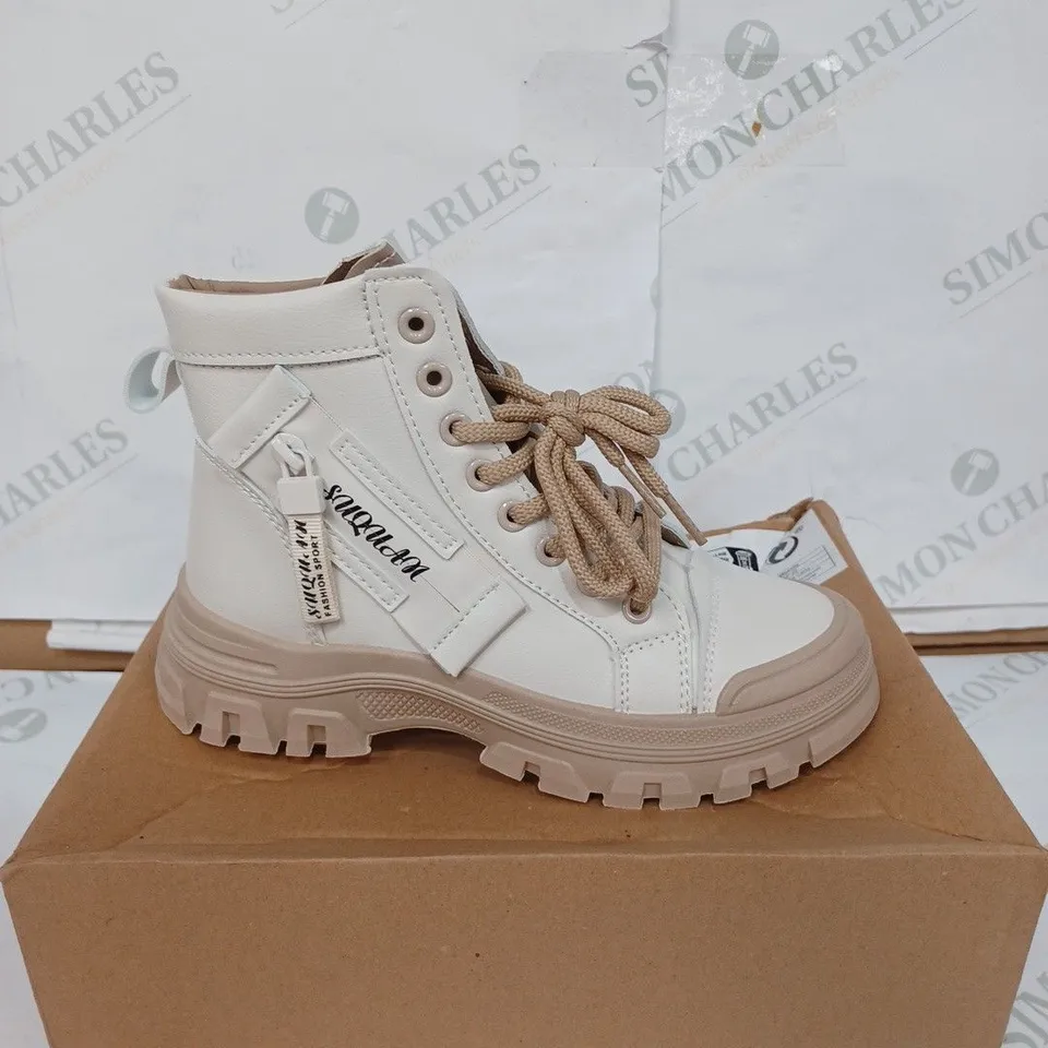 BOXED PAIR OF LINGWUZHE BOOTS -BEIGE / SIZE: 35 EU