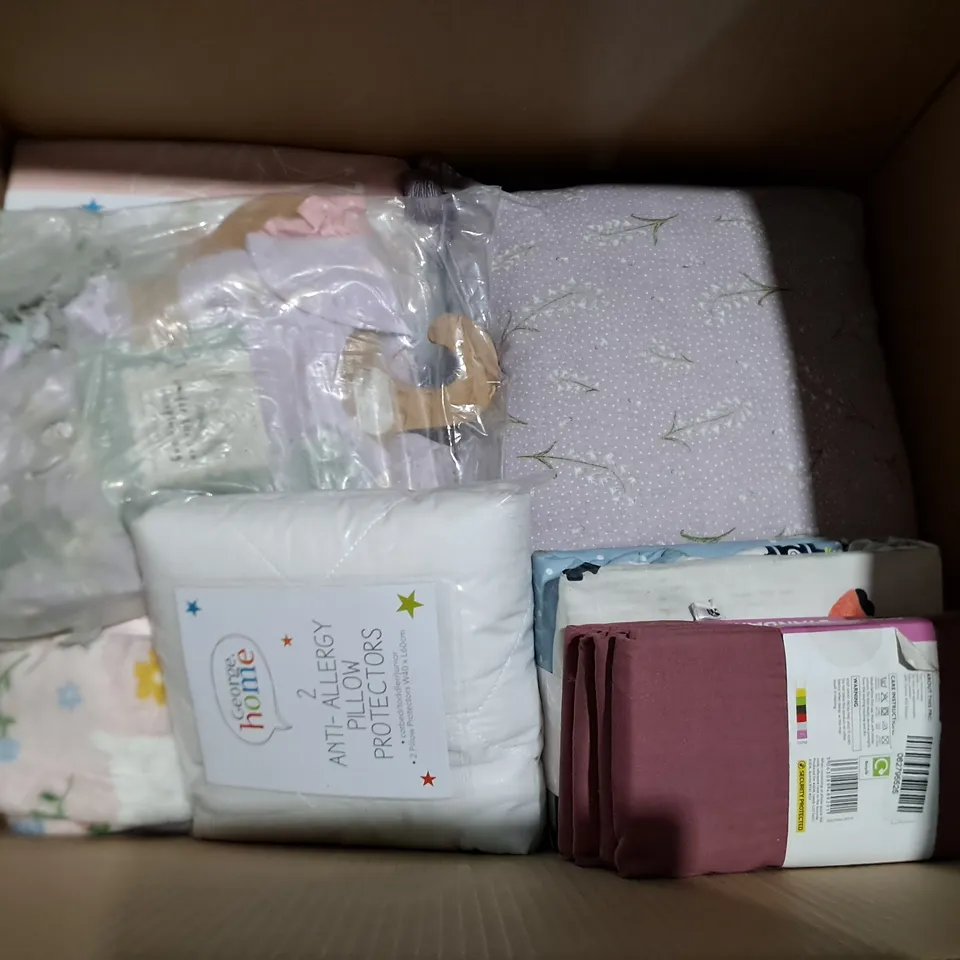 LOT OF APPROXIMATELY 15 ASSORTED BEDDING AND SOFT FURNISHING  ITEMS TO INCLUDE PEPPA PIG PONCHO, DUVET SET AND SHEETS
